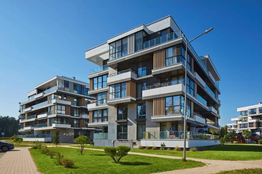 Immeuble livré : habillage de façade, menuiseries aluminium et abords aménagés
